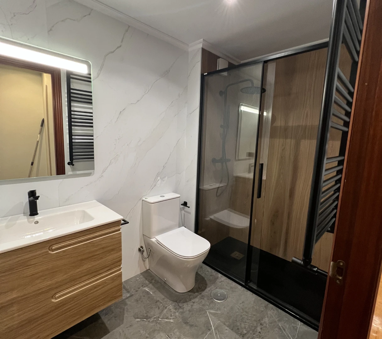 ba_o_alvaro_ducha_madera_marmol_blanco_diseno_nuevo_4_1x