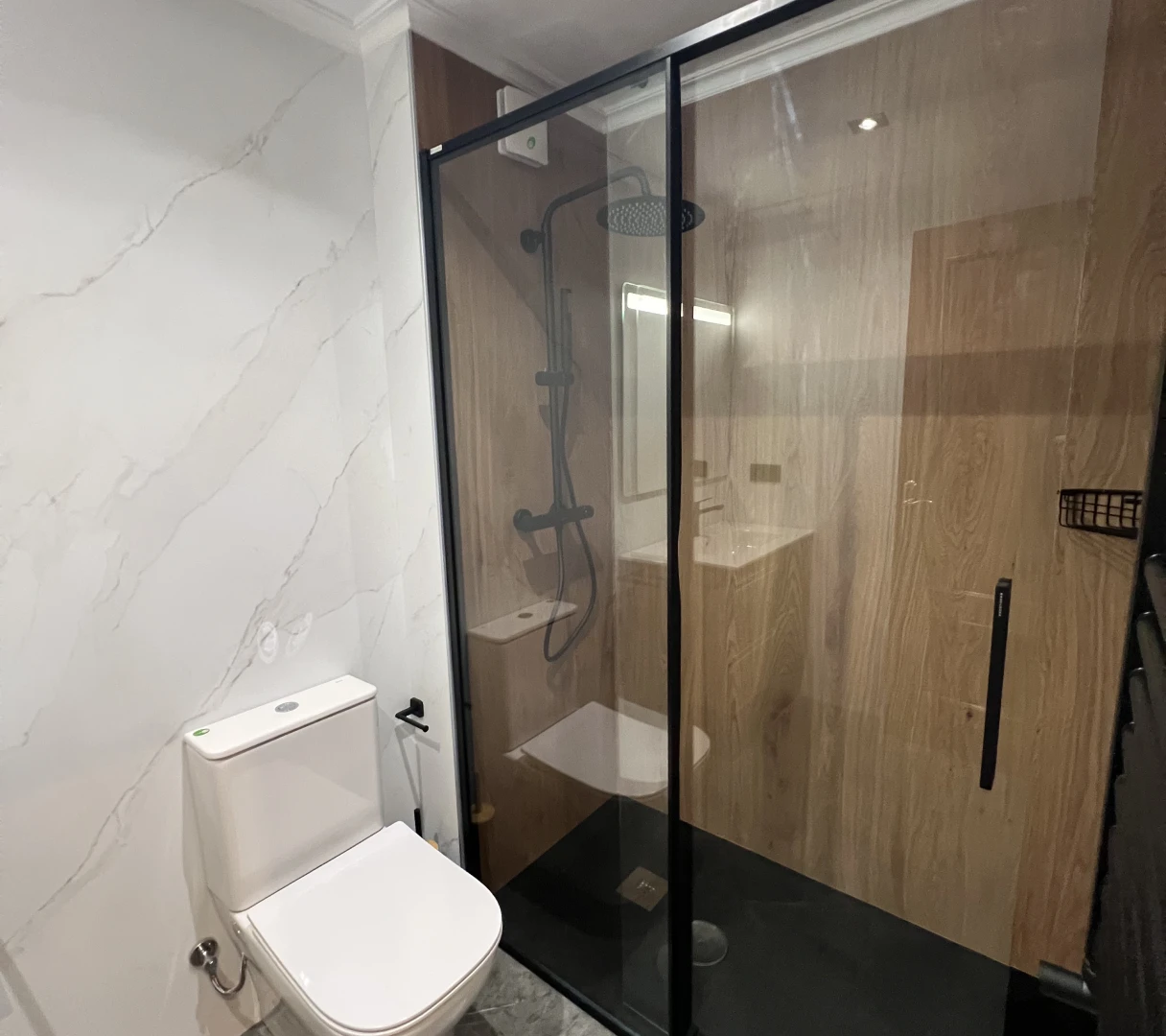 ba_o_alvaro_ducha_madera_marmol_blanco_diseno_nuevo_6_1x