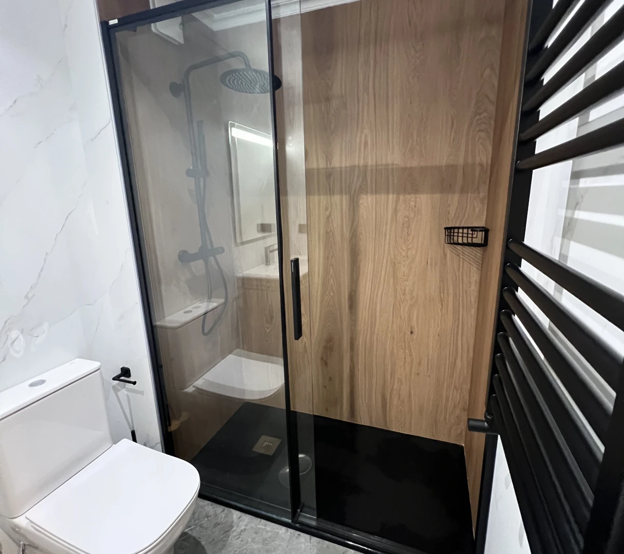 ba_o_alvaro_ducha_madera_marmol_blanco_diseno_nuevo_7_1x