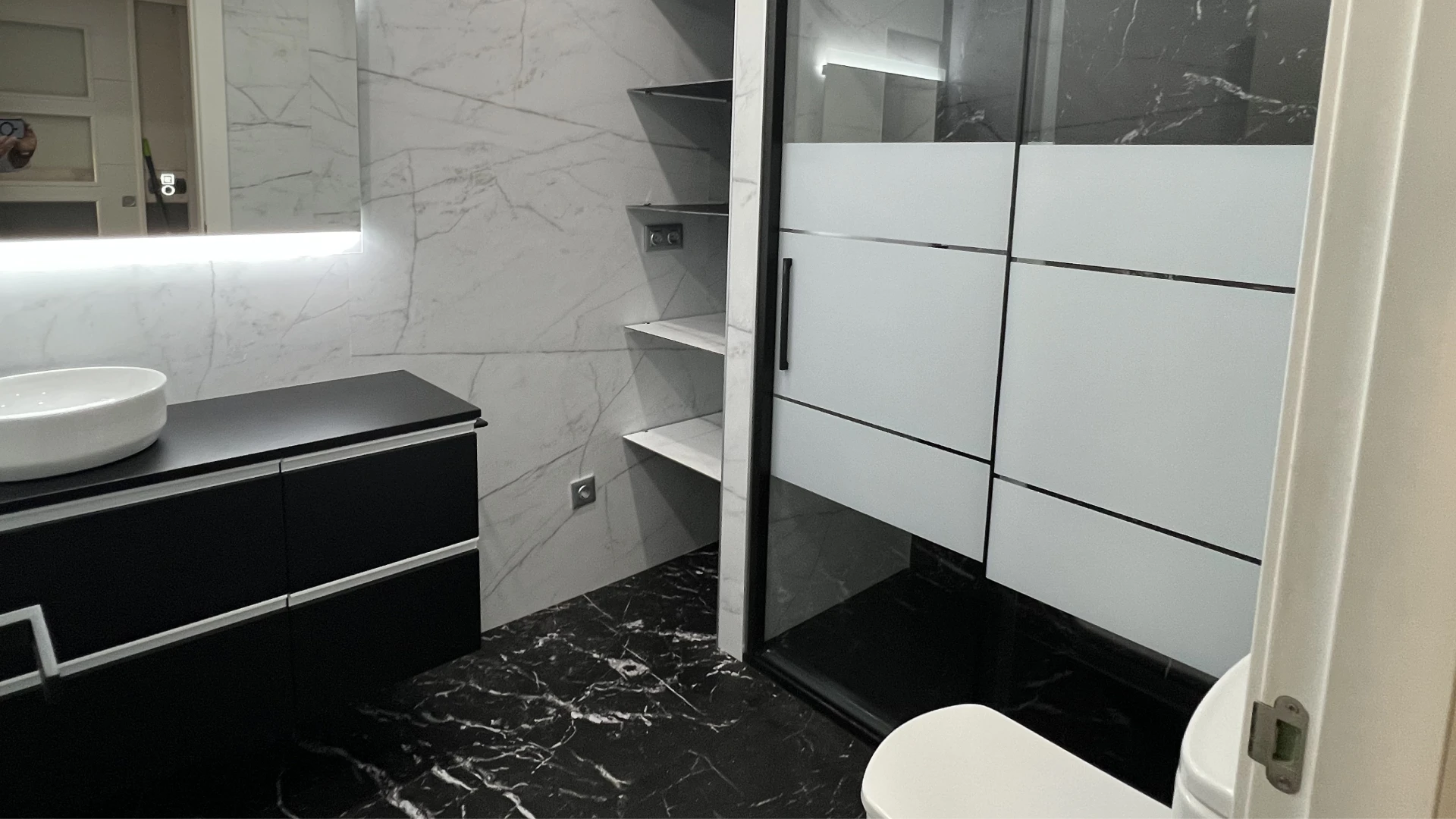 ba_o_marmol_negro_blanco_ducha_suelo_continuo_almacenaje_3_1x