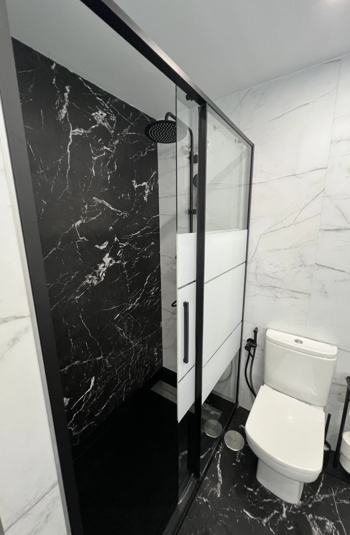 ba_o_marmol_negro_blanco_ducha_suelo_continuo_almacenaje_4_1x