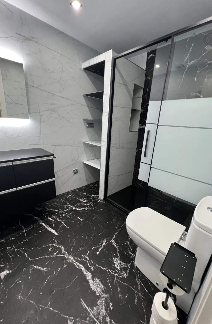 ba_o_marmol_negro_blanco_ducha_suelo_continuo_almacenaje_5_1x