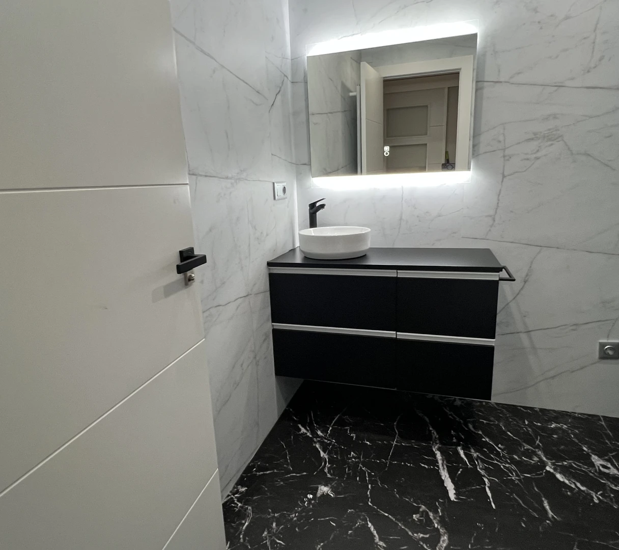 ba_o_marmol_negro_blanco_ducha_suelo_continuo_almacenaje_6_1x