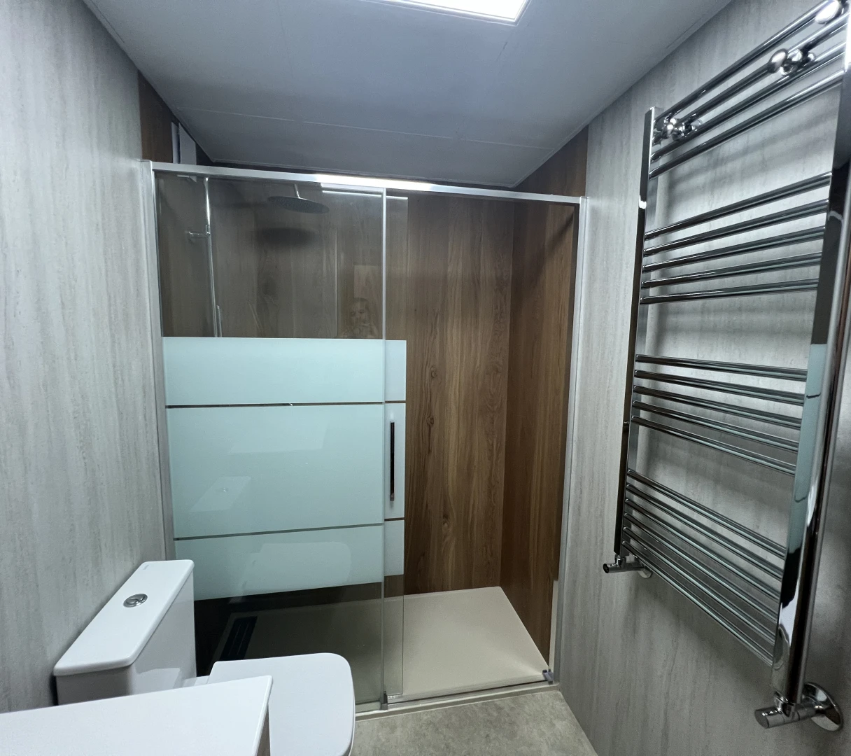 reforma_ba_o_alejandro_gris_ducha_madera_moderno_6_1x