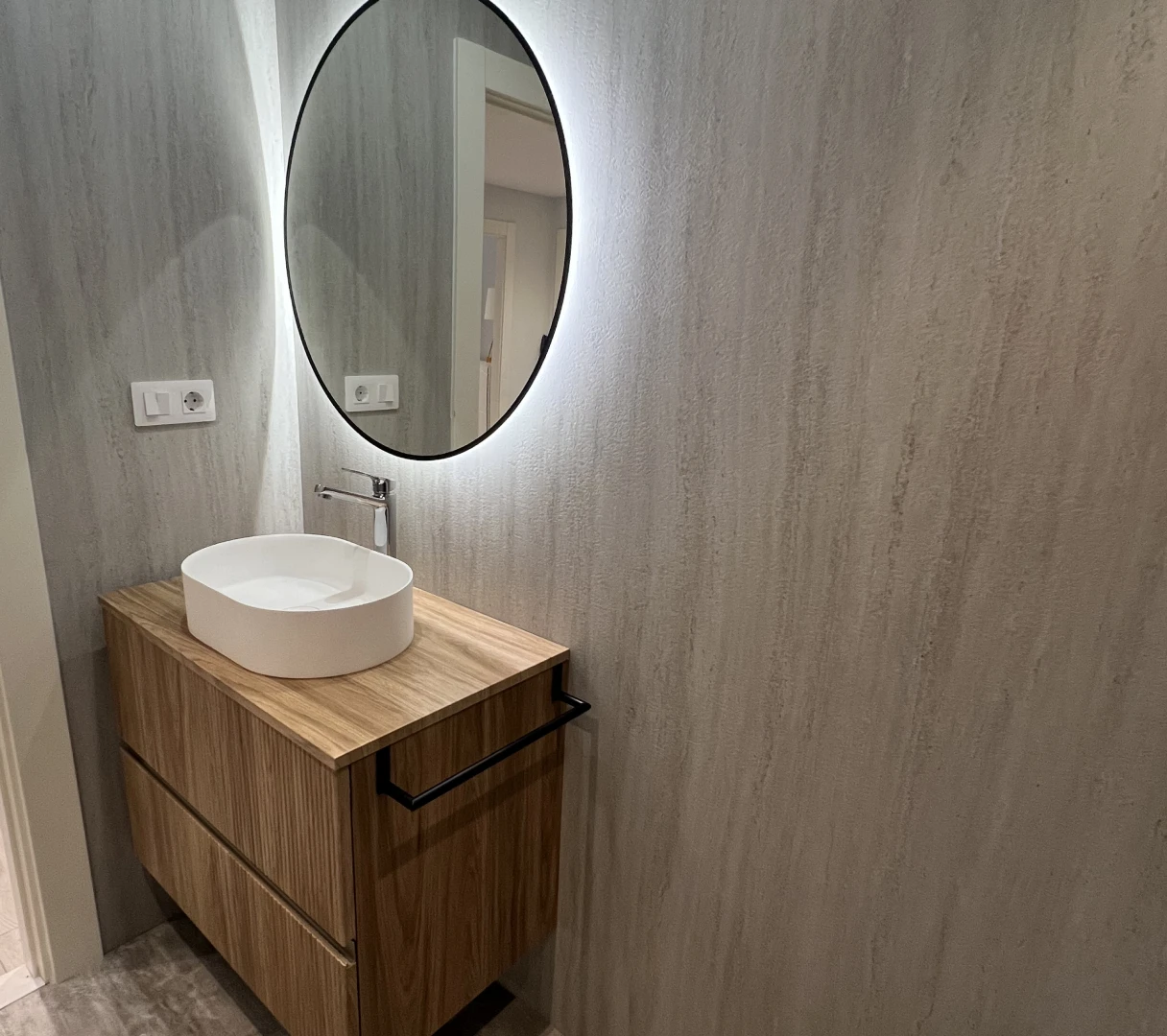 reforma_piso_laura_gijon_pared_gris_mueble_madera_sin_obras_4_1x